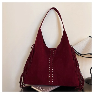 Dettaglio della borsa hobo in camoscio bordeaux con lunghe frange e borchie argentate