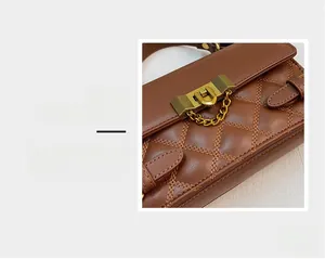 Nahaufnahme der braunen Steppnähte und der goldenen Schnalle an der Handtasche
