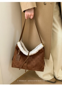 Dettaglio borsa tote retrò in pelle scamosciata con motivo floreale e ecopelliccia