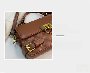 Detailansicht der braunen Stepptasche mit nostalgischem goldenem Metallschloss