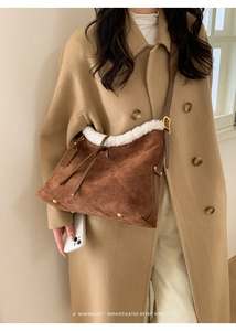 Dettaglio borsa tote in pelle scamosciata marrone con bordo in peluche bianco e stelle