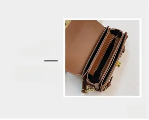 Makroansicht der Multi-Fächer-Innenseite und des goldenen Reißverschlusses der Tasche