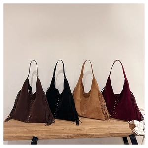 Dettaglio di quattro borse hobo con frange, borchie argentate e trama scamosciata