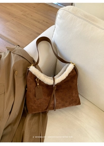 Dettaglio della borsa hobo in pelle scamosciata marrone con finiture in montone bianco