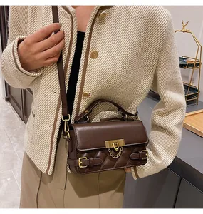 Detailaufnahme der braunen gesteppten Ledertasche mit goldfarbenen Beschlägen