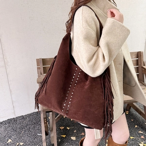 Borsa a tracolla vintage in camoscio marrone con frange e borchie in stile retrò