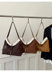 Dettaglio di borse a tracolla in pelle scamosciata con bordo in shearling e trama goffrata