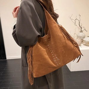 Borsa tote vintage in pelle scamosciata marrone con frange e borchie, borsa hobo chic