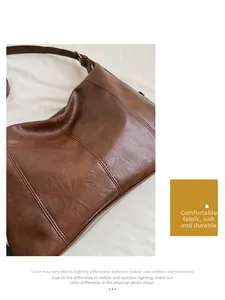 Détail de la texture en cuir synthétique marron souple et ferrures en bronze du sac