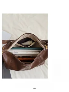 Vue détaillée de l'intérieur spacieux du cabas en cuir marron avec poche zippée