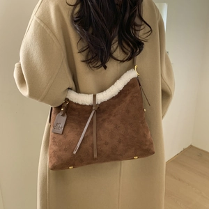 Borsa a tracolla marrone con bordo in ecopelliccia bianca e motivo a rilievo