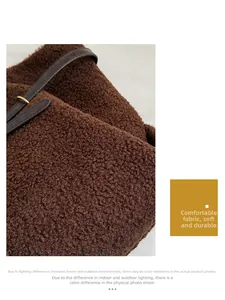Gros plan détaillé du tissu peluche marron avec bandoulière en cuir et boucle dorée