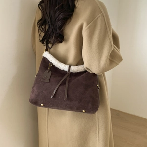 Borsa tote in pelle scamosciata marrone con bordo in shearling bianco e motivi goffrati