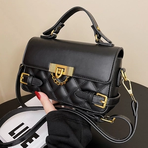 Schicke schwarze Stepptasche mit goldenen Beschlägen und eleganter Kette für Damen