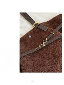 Gros plan du sac fourre-tout en peluche marron avec texture de fourrure et boucles dorées