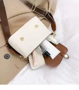 Vue détaillée de l'intérieur spacieux de ce sac à bandoulière bicolore chic pour femmes