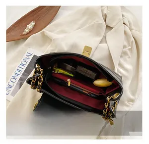 Détails de l'intérieur bordeaux du sac matelassé avec poche zippée et espace de rangement