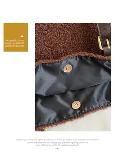 Détail du sac cabas en peluche avec fermoir magnétique et boucle dorée réglable