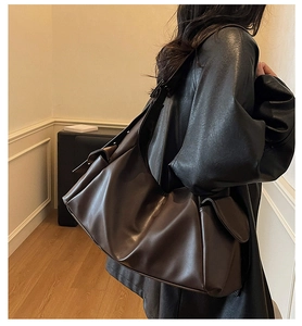 Détails du grand sac porté épaule en cuir souple marron foncé avec poches à rabat