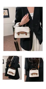 Détail du sac bandoulière blanc crème avec rabat marron et doubles boucles rondes décoratives