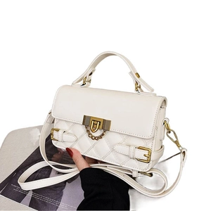 Elegante weiße Stepptasche mit Kettenschloss und Griff im minimalistischen Stil