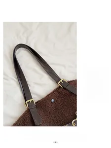 Détail du sac cabas en peau lainée marron avec bandoulière réglable en cuir véritable