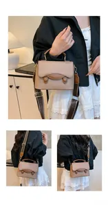 Détails du sac bandoulière beige avec sangle jacquard et texture en cuir PU grainé chic
