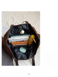 Vue détaillée de l'intérieur d'un sac cabas en polaire marron avec compartiments