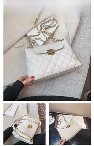 Détail du sac blanc en similicuir matelassé avec bandoulière chaîne dorée et boucle