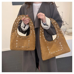 Détails de deux sacs cabas en daim marron avec rivets argentés et poches extérieures