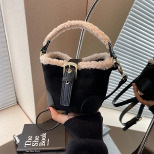 Beigefarbene Lammwolle-Eimertasche in Schwarz mit goldener Schnalle und Gurt