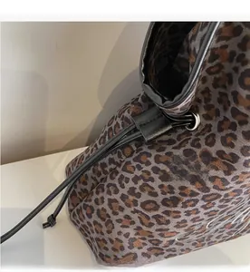 Details des Leopard-Muster-Stoffs mit Lederkordelzug und Metallösen für stilvolle Taschen