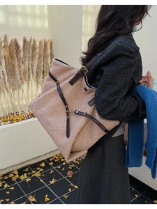 Détail du sac cabas en polaire avec lanières en cuir marron et boucles réglables