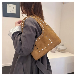 Vue détaillée du sac sous le bras en daim marron avec rivets argentés et motifs rectangulaires