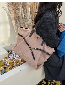 Détail du sac fourre-tout beige en polaire avec lanières en cuir marron et boucles dorées