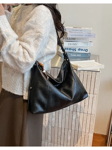 Détail du sac cabas noir en similicuir avec perles en bois vintage et coutures verticales