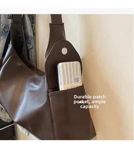 Détail de la poche latérale avec fermoir magnétique montrant la capacité du sac hobo