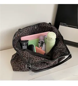 Innenansicht der großen Leopard-Print-Tasche gefüllt mit täglichen Utensilien