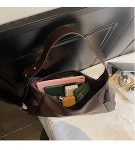 Vue intérieure d'un grand sac fourre-tout marron foncé montrant le rangement tablette