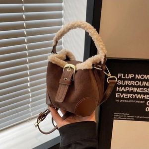 Braune Mini-Eimertasche aus Wildlederimitat mit beigem Lammfellbesatz und Riemen