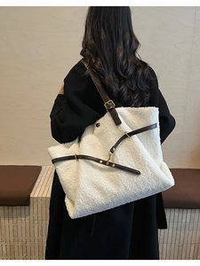 Détail du sac cabas en laine d'agneau blanche avec anses en cuir marron foncé de qualité
