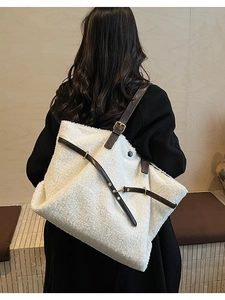 Dettaglio della borsa tote in peluche con spalline in pelle marrone e finiture dorate