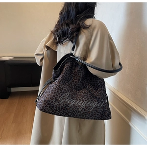 Detailansicht der Einkaufstasche mit Leopardenmuster, Stickerei und Lederriemen