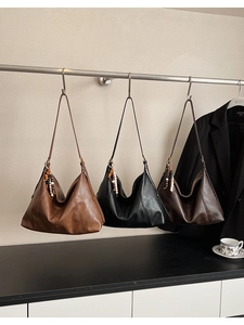 Comparaison de trois sacs hobo rétro en cuir marron, noir et café avec pendentifs