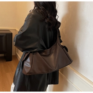 Detailweergave van de zachte koffiebruine hobo tas met zijvak en de leerstructuur