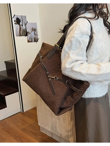 Détail du sac fourre-tout en peluche montrant la texture en fausse fourrure marron
