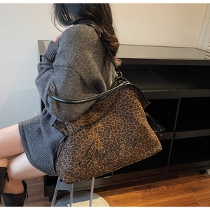 Detailansicht der großen Shopper-Tasche mit Leopardenmuster und schwarzen Trägern