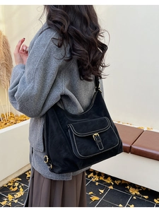 Vue détaillée du sac cabas noir avec surpiqûres blanches et boucle dorée vintage