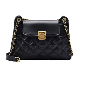 Sac bandoulière matelassé noir avec chaîne dorée et fermoir métallique carré élégant