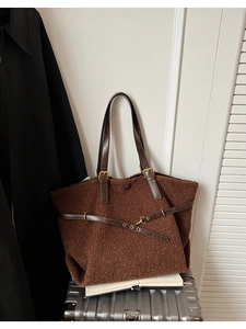 Détail du sac fourre-tout en polaire marron avec lanière en cuir et œillet